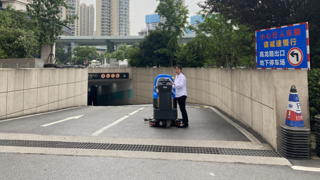 江腾广场地下车库专用驾驶式洗地机