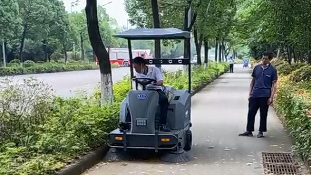 工业园区清洁主力军-驾驶式电动扫地车